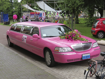 908100 Afbeelding van een roze limousine geparkeerd op het Lucasbolwerk in het kader van de viering van Roze Zaterdag ...